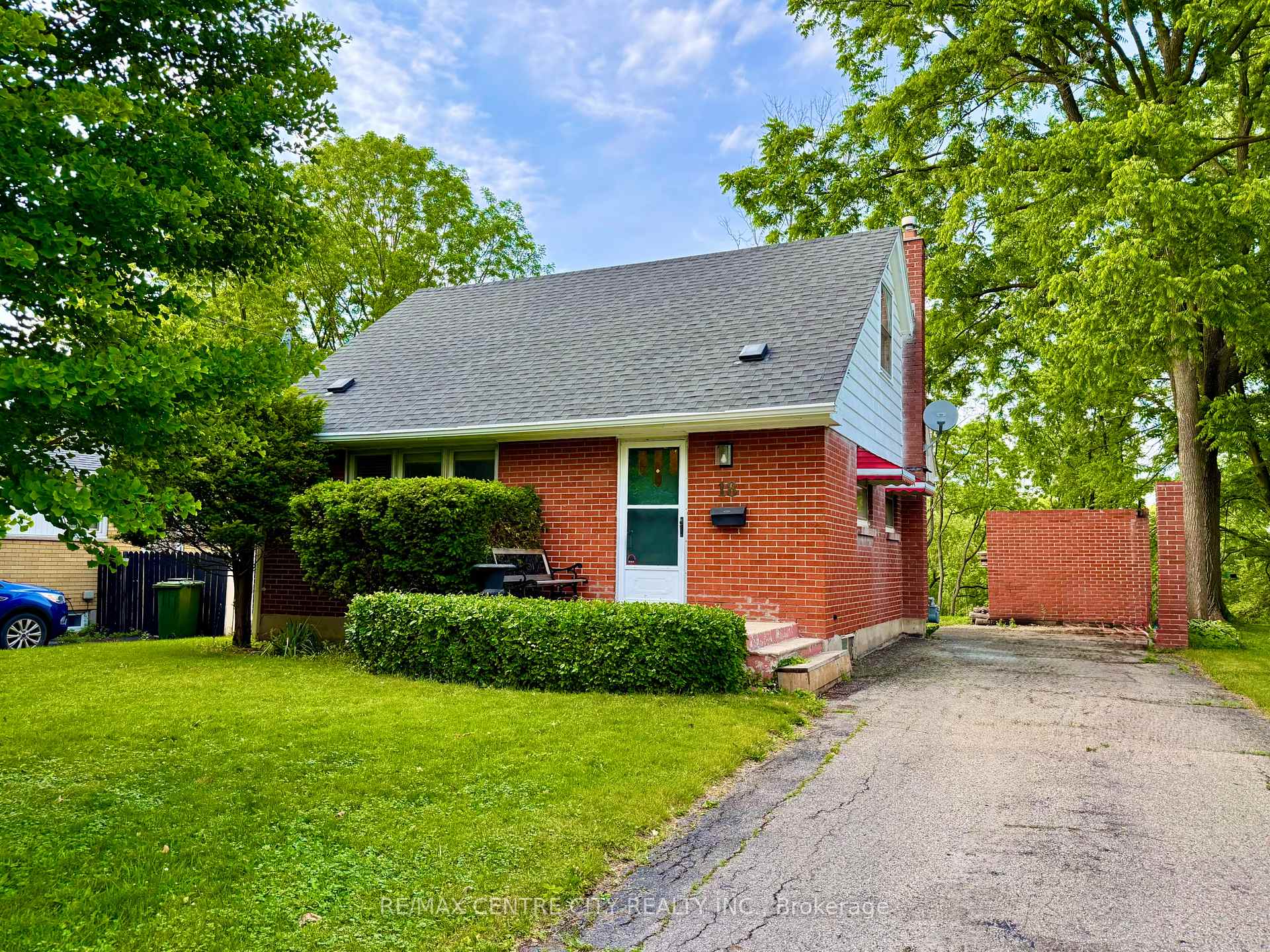 18 Montgomery Road, St. Thomas, ON N5R 1S5, St. Thomas — photo 1