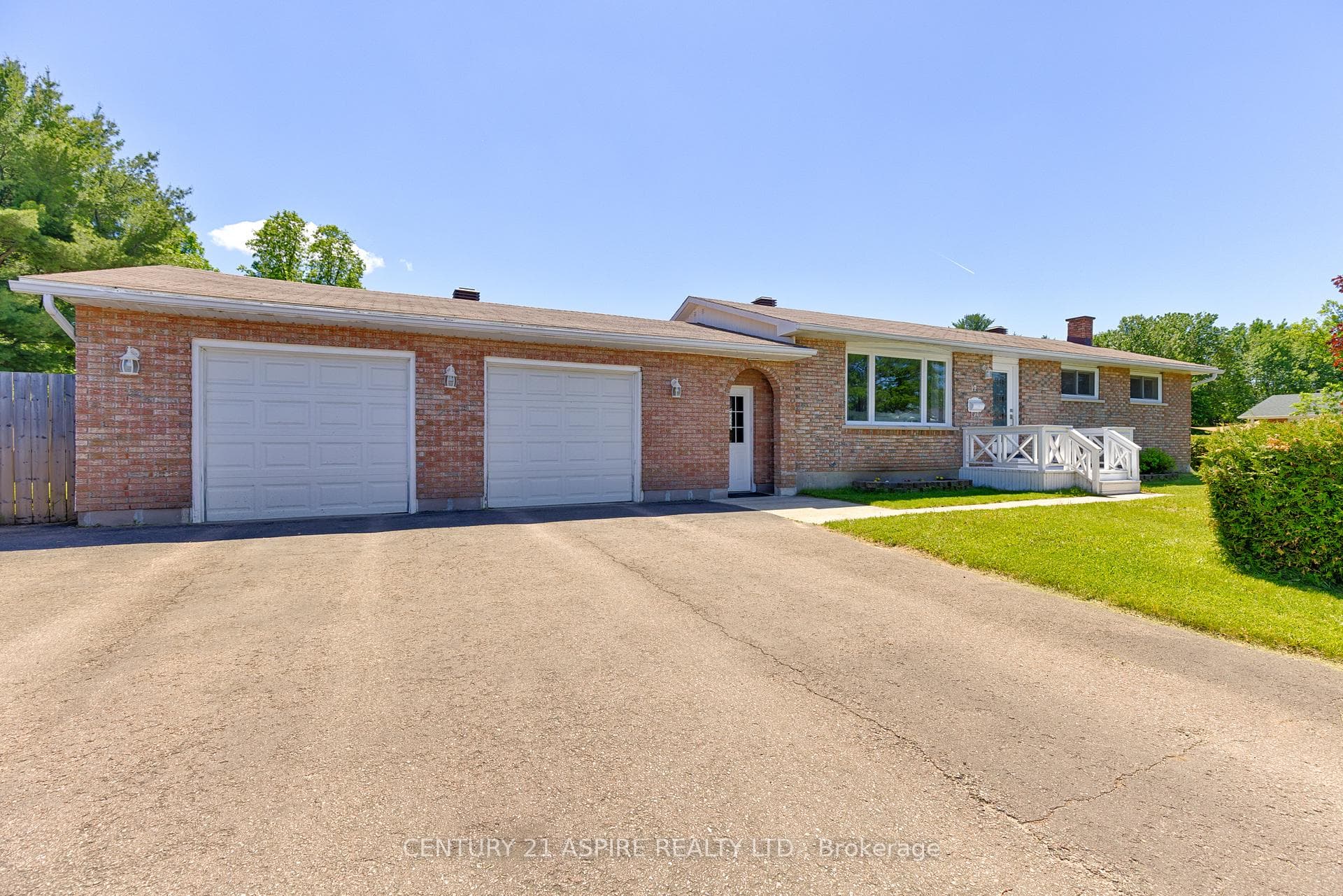 17 Maple Avenue, Petawawa, ON K8H 2Y4, Petawawa — photo 1