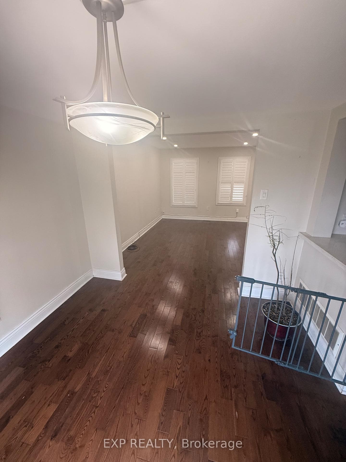 692 Sultana Square, Pickering, ON L1V 3Y3, Pickering — photo 1